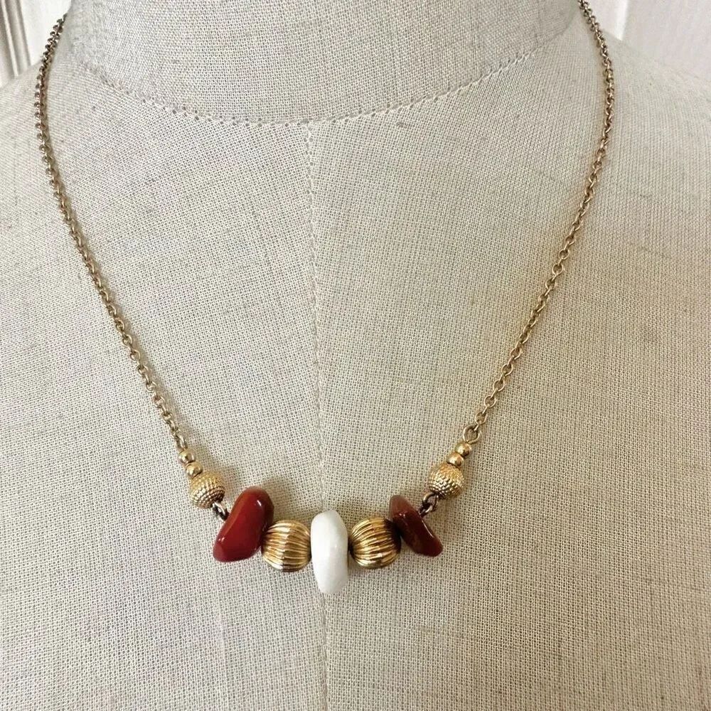 Avon vintage Desert Stonesโcarnelian agate gold tone necklace